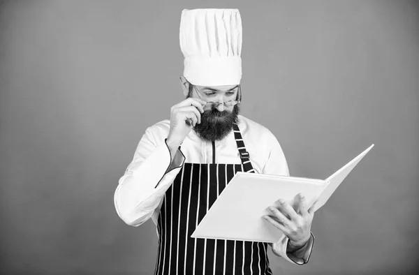 Vegetarian. Mature chef with beard. Healthy food cooking. Chef man in hat. Secret taste recipe. Dieting and organic food, vitamin. Bearded man cook in kitchen, culinary. Everything is on schedule — Stock Photo, Image
