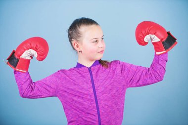 Boks eldivenleri içinde mutlu çocuk sporcusu. Başarı. spor giyim moda. yumruk nakavt. Çocukluk aktivitesi. Fitness diyeti. enerji sağlığı. küçük kız Boxer egzersiz. Sağlıklı yaşam tarzına doğru