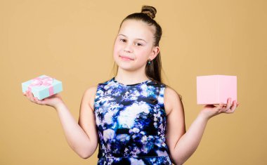 Zor bir seçim. Sürpriz. Çocuk bayramı. Kutlama. Şu anki kutusu olan küçük bir kız. Doğum günün kutlu olsun. Tatil kutlaması. Neşeli çocuk. Yeteneği olan küçük bir kız. Boks günü. Noel alışveriş