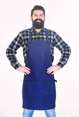 Pratik ve kendine güvenen bir şef için. Sakallı adam mutfak önlüğüyle aşçı. Izgara aşçı beyazı izole etti. Uzun sakallı aşçı önlüğü takıyor. Cepleri olan önlüklü usta aşçı.