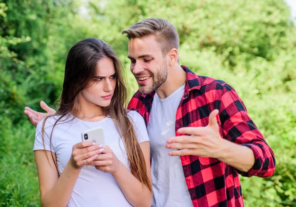 Déjame ver. pareja enamorada. Concepto de blogueo. hombre indiscreto teléfono de chica en el parque. Celos. concepto de espacio personal. Me perdí. Búsqueda de navegantes. cita romántica en línea. pareja uso smartphone al aire libre — Foto de Stock