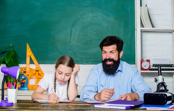 Muito trabalho. lição privada. Dia do conhecimento. Escola em casa. filha estudar com o pai. Dia dos professores. menina pequena criança com barbudo professor homem em sala de aula. de volta à escola. Ensino privado — Fotografia de Stock