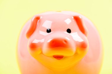Kumbara para tasarrufu sembolü. Paranız için daha fazla fikir. Finans ve yatırım bankası. Banka depozitosu. Finansal eğitim. Piggy banka sevimli pembe domuz yakın. Muhasebe ve aile bütçesi