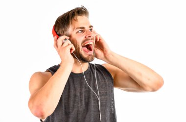 Sakin ol. Seksi kaslı adam müzik listesinden müzik dinler. Kulaklıklarınızı takın ve dinlenin. Tıraşsız adam en sevdiği şarkıyla rahatla. Müziğin tadını çıkarıyorum.