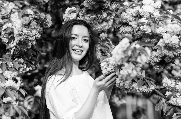 Dia quente. cuidados com a pele e spa. Cosméticos naturais de pele. menina em flor de cereja. Árvore Sakura a florescer. mulher na flor da primavera flor. beleza natural do verão. cheiro de flor, alergia — Fotografia de Stock