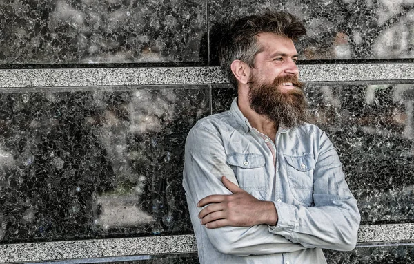 Baard verzorgen. Man aantrekkelijke bebaarde hipster poseren buiten. Mannelijkheid en mannelijkheid. Zelfverzekerde houding van een knappe man. Man mannelijk uiterlijk met lange baard. Kapper concept. Baardverzorging — Stockfoto