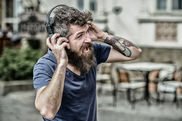 Hipster desfrutar de excelente música de som em fones de ouvido. Caminhando com música. Batida de música para o humor energético. Ritmo para caminhar. Homem barbudo hipster fones de ouvido ouvir música. Excelente playlist de música — Fotografia de Stock