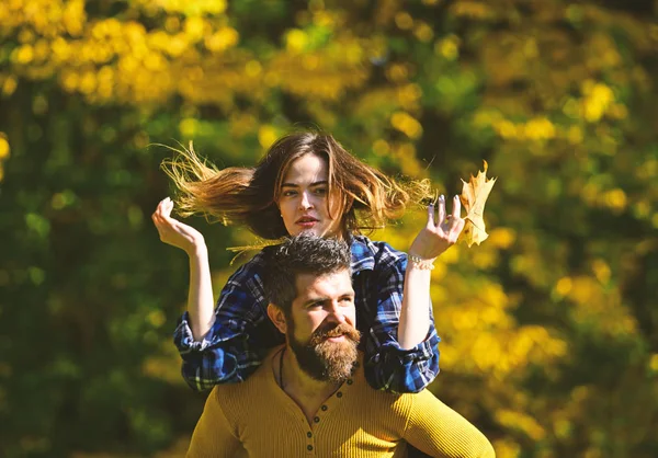 Пара влюблённых гуляет в парке. Девушка с бородой — стоковое фото