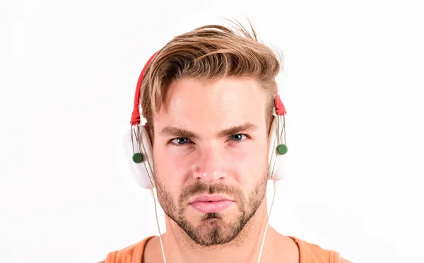 Homem ouvindo música sobre seus fones de ouvido. homem musculoso sexy ouvir áudio. homem em fones de ouvido isolado em branco. O livro. homem raspado ouvindo áudio livro. Hora de relaxar — Fotografia de Stock