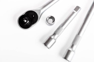 El aletlerinde çıngıraklı ve soketler için alışveriş yapın. Onarım ve inşaat araçları. Yerlere ulaşmak için sert somun ve cıvata gevşetmek veya sıkmak için kullanılan kafaların ana avantajı. Ev geliştirme araçları kavramı