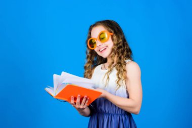 Hobi ve eğlence. Okumak için en komik kitaplar. Plaj yaz için okur. Çocuk kitap okumayı sever. Popüler tatil kitapları. Yaz tatili için harika kitaplar. Güneş gözlüklükteki kız kitap tutuyor. Yaz konsepti