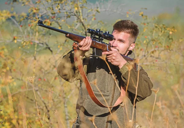 Permiso de caza. Cazador barbudo pasar tiempo libre de caza. Equipo de caza para profesionales. Cazar es un pasatiempo masculino brutal. Hombre apuntando a fondo la naturaleza objetivo. Cazador de rifle. Apuntar a habilidades —  Fotos de Stock