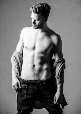 Spor yaşam yoludur. Fitness diyeti. Arzu ve günaha. Seksi kaslı maço. Altı paket seksi adam çıplak gövde ile. Erkek moda ve güzellik. Atlet adam, saç bakımı. Spordan sonra kas eğitmen