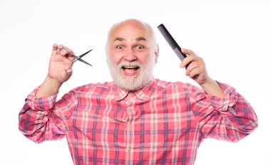 Sabah rutininin tadını çıkarıyorum. tıraş makas takım kiti. olgun sakallı adam beyaz izole. saç kesimi ve fırçalama. Traşsız yaşlı adamın bıyığı ve sakalı var. berber dükkanı kavramı. tıraş aksesuarları