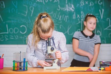 Okul sınıfları. Kızlar okulda kimya okumak. Biyoloji ve kimya dersleri. Teori ve pratik. Kimyasal reaksiyonlar gözlemlemek. Örgün eğitim okulu. Eğitim deneme. Okula dönüş