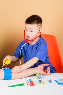 Tıp kavramı. Kan basıncını ölçmek. Tıbbi muayene. Tıp eğitimi. Çocuk sevimli çocuk gelecek doktor kariyer. Sağlık. Çocuk küçük doktor stetoskop ve tıbbi aletler ile masa oturtun