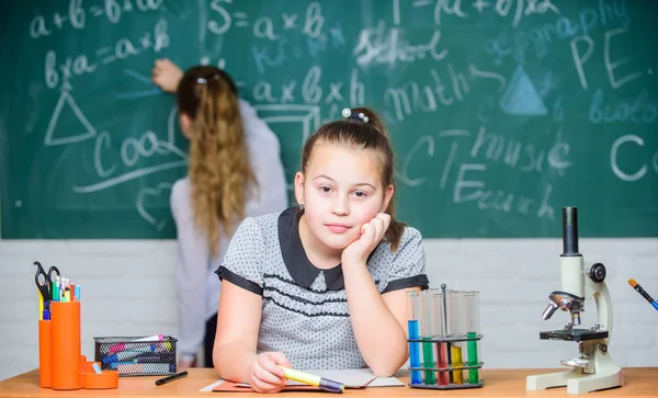 Mentes brillantes en el trabajo. Un pequeño científico trabaja con el microscopio. Lección de biología. experimentos científicos en laboratorio. Investigación química. Niños usando microscopio. Niñas en el laboratorio escolar. Microscopio — Foto de Stock