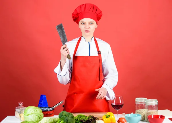 Aço inoxidável. As melhores facas para comprar. Tenha cuidado ao cortar. Chef cortou legumes. Mulher chef segurar faca afiada. Maneiras de cortar comida como profissional. Conceito de habilidades de faca. Escolha a faca adequada. Senhora perigosa. — Fotografia de Stock