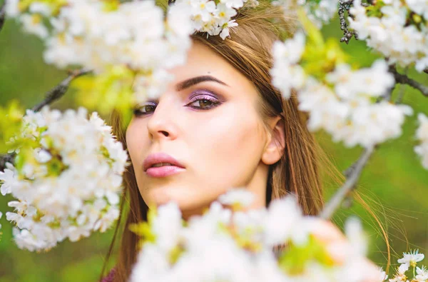 Environnement naturel cosmétiques biologiques. Fraicheur printanière. Concept de cosmétiques naturels. Maquillage soin de la peau. Fleurs d'arbres en fleurs. Beauté naturelle. Jolie femme soin de la peau. Fille en harmonie avec la nature — Photo