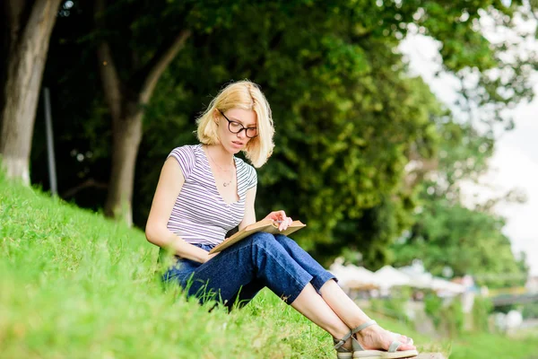 Leggi la favola. donna nel parco a leggere un libro. La lettura è il mio hobby. Studio estivo. Storia interessante. Rilassati e ottieni nuove informazioni. studentessa con libro all'aperto. ispirato da autore novello — Foto Stock