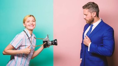 İşadamı yıldız an tadını çıkarın. Fotoğrafçı fotoğraf başarılı iş adamı alarak. Paparazzi kavramı. Photosession iş dergisi için. Yakışıklı işadamı poz fotoğraf makinesi. İyi atış. Şöhret ve başarı