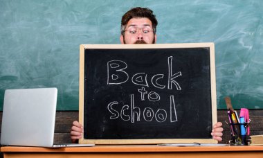 Okul hayatı stresle dolu. Öğretmen ya da okul müdürü okula geri yazıt memnuniyetle karşılıyor. Adam okul yılına başladı. Öğretmen tahtadan dışarı bakıyor. Tahtanın arkasına saklanan eğitimci