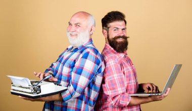 Eski nesil. Dijital teknolojiler. Teknoloji savaşı. Yeni teknolojilerde ustalanın. Erkekler yazma aletleriyle çalışır. Daktilove hipster dizüstü bilgisayar ile kıdemli adam. Modern yaşam ve geçmişin kalıntıları