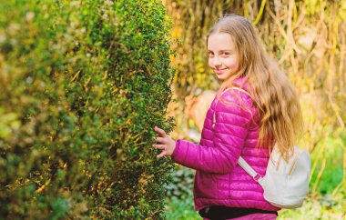 Bahar tatili. Yeşil çevre. Doğal güzelliği. Çocukluk mutluluğu. parkta mutlu çocuk. Yaz doğası. küçük kız parkta boş zaman harcamak. Dinlenmek için zaman