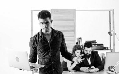 İnternet iş büyük ekolayzır olduğunu. İş arkadaşları mobil Internet bağlantısı kullanırken dizüstü bilgisayar ile Internet projesi yapan işadamı. İnternette gezinmek için iş bilgileri alma