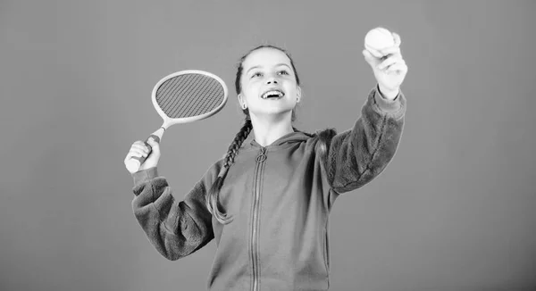 Giocatore di tennis con racchetta e palla. Il tennis è divertente. Attività infantile. Ragazzina. La dieta fitness porta salute ed energia. Gioco sportivo. Buon bambino giocare a tennis. Allenamento in palestra di ragazza adolescente. divertirsi — Foto Stock