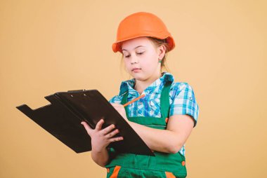 Gelecekteki mesleği. Çocuk inşaatçı kız. Geleceğini kendin inşa et. Girişim çocuk kız sert şapka oluşturucu işçi. Çocuk bakımı gelişimi. Güvenlik uzmanı. Foreman müfettişi. İnşaat mühendisi mimar