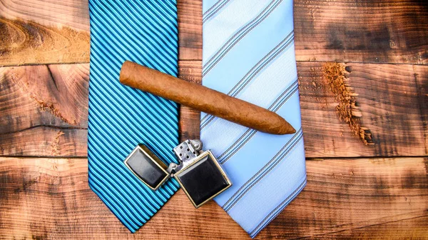Ασορτί γραβάτα με στολή. Διάλεξε γραβάτα. Διαφορετικό μπλε χρώμα γραβάτα. Ρούχα και αξεσουάρ. Τέλεια γραβάτα κοντά. Η ιδέα των αγορών. Προσωπική υπηρεσία στυλίστας. Συμβουλές στυλίστας — Φωτογραφία Αρχείου