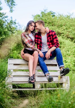 Duygularını ifade etmek. sevgililer günü. ormanda yaz kamp. parkta kız ile adam. çift bankta açık havada dinlenmek. Ilişkiler. aile rancho hafta sonu. romantik tarih. aşık çift. Damalı moda