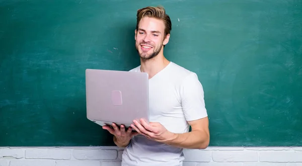 Navigare su internet. Comunicazioni online. Programmazione sviluppo web. Concetto digitale. Gli studenti imparano il mondo digitale. Insegnante di scuola con laptop. Un bell'uomo usa la tecnologia moderna. Tecnologia digitale — Foto Stock