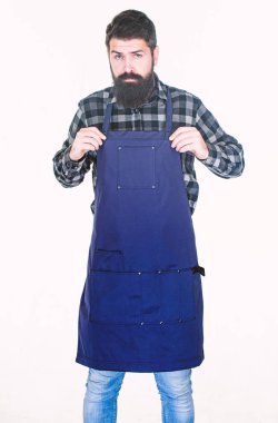 Piknik ve barbekü. Adam aşçı acımasız hippi. Fast food restoran. Ciddi sakallı aşçı. Restoran personeli. Yemek hazır. Sakallı hippi giyim önlük Barbekü için. Kavurma ve yiyecek ızgara