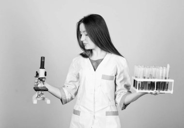 bilim adamı çalışma bilim. Laboratuvarda kız bilim adamı. iyi sonuç. test tüpü mikroskop, araştırma ile kız doktor. laboratuvarda kimyasallar veya mikroskop ile deneme. kız mikroskop kullanımı öğrenmek