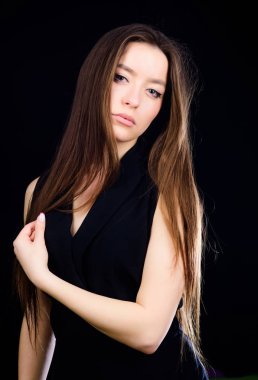 Ateş gibi saçlar. şehvetli kadın siyah izole. kuaför salonu. moda modeli portre. cilt bakımı kozmetik ve makyaj. doğal güzellik. esmer saçlı güzel kadın