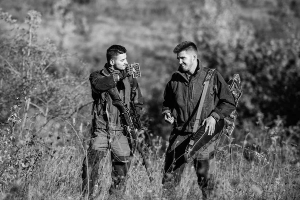 Vojenské jednotně uplatňována. Lovecké schopnosti zbraňové vybavení. Jak zapnout lov do hobby. Přátelství mezi muži lovci. Muž lovci s puškou zbraní. Boot camp. Armádní síly. Kamufláž. Hunter carry puška. — Stock fotografie