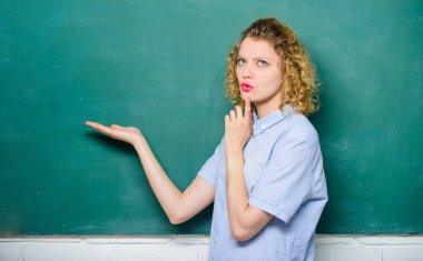 meşgul öğrenci. Eğitim. Öğrencilerin hayatı. kara tahtada düşünen bir öğrenci. Okula geri dön. Kadın okumayı sever. okul dersinde kadın öğretmen. bilgi günü. boş kara tahta bilgileri