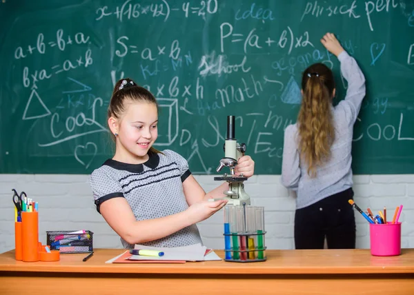 Javítása a modern orvostudomány. Kislányok az iskolában laborban. A tudomány a jövő. Biológia tudomány. Boldog kislányok. tudományos kísérletek. Kémia kutatás. Kislányok tudós munka Mikroszkóp — Stock Fotó