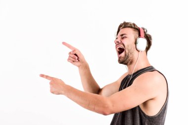 Bir melodi için şarkı söylüyor. seksi kaslı adam ses dinlemek. kulaklıklı adam beyaz izole. e kitap. traşsız adam sesli kitap dinleme. işaret parmakları