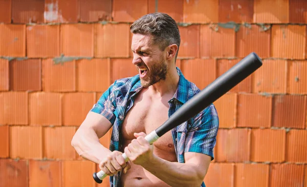 Concepto de ataque. Bully guy carry cudgel brick wall background. Potencia y fuerza. Siente mi fuerza. Hombre sin afeitar cara torso muscular mantenga bate de béisbol negro. Fuerte temperamento. Confiar en su fuerza —  Fotos de Stock