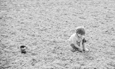 dünya günü. yeni bir hayat. yaz çiftliği. ekoloji ve çevre koruma. mutlu çocuk bahçıvan. botanik işçisi. Bahar mevsimi. küçük çocuk bir çiçek dikim. tarım ve tarım. İşinin tadını çıkarıyor