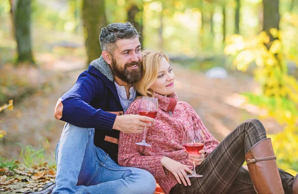 Para przytulanie wino do picia. Ciesz się ich idealną datą. Szczęśliwy kochający para relaksujący w parku razem. Romantyczny piknik z winem w lesie. Para zakochany świętować rocznicę daty piknik — Zdjęcie stockowe