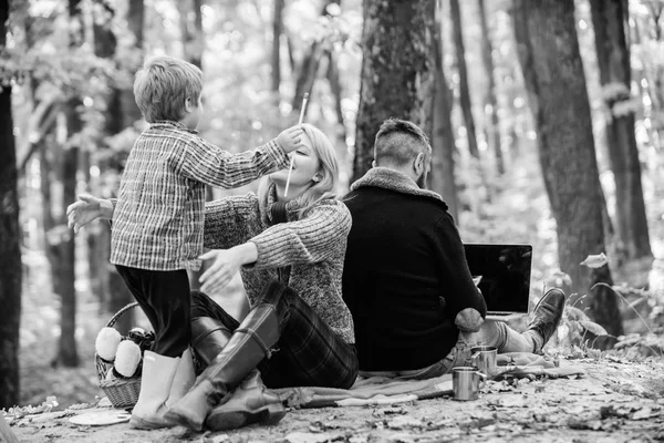 Konflikter med att vara pappa. Familje-och karriärmål. Pappa är alltid upptagen. Familjens dag koncept. Familj med Kid Boy koppla av i skogen. Mamma och lite leka tillsammans medan pappa arbetar med laptop — Stockfoto