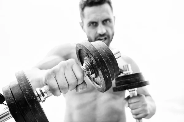 Hombre musculoso haciendo ejercicio con la barra. dieta de salud fitness. Hombre deportista con fuerte torso ab. esteroides. cuerpo atlético. Gimnasio de tontos. equipo deportivo. Perfecto paquete de seis. Deporte. Me encanta el deporte —  Fotos de Stock