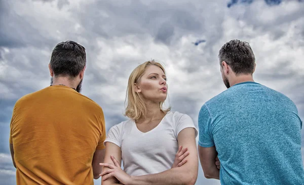 Best traits of great boyfriend. Girl thinking whom she going ask dating. Everything you need to know about choosing right guy. Girl stand in front two faceless men. She needs to pick better boyfriend — Stock Photo, Image