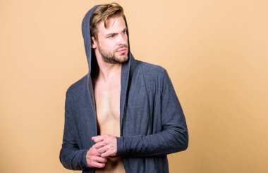 Kaba erkeklik son derece geleneksel yakışıklı görünümlü komuta. Erkeklik ve güven. Adam kaslı gövde kapüşonlu giysiler giymek. Erkeklik kavramı. Alışılmışın dışında ama erkeksi bir görünüm
