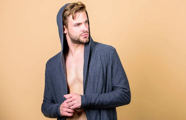 La masculinidad bruta extremadamente dominante se ve convencionalmente guapo. Masculinidad y confianza. El torso muscular del hombre usa ropa con capucha. Concepto masculinidad. Aspecto poco convencional pero masculino —  Fotos de Stock