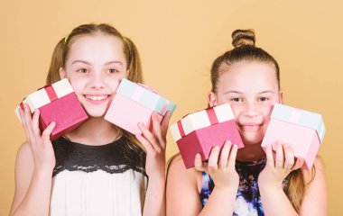 Eğleniyor. Doğum günün kutlu olsun. Tatil kutlaması. Sürpriz. Aile Kardeşliği tebrik. Boks günü. Noel alışverişi. Şu anda kutu olan küçük kızlar. Çocuk. Hediye ile küçük kız kardeşler